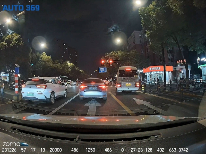 Hình ảnh camera hành trình 70mai A510 ghi hình ban đêm